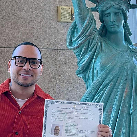 El artista cubano recibió la residencia estadounidense 