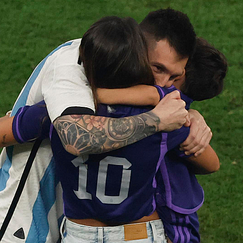 Lionel Messi de Argentina abraza a su esposa Antonela Roccuzzo junto a uno de sus hijos hoy, tras ganar el Mundial de Fútbol Qatar 2022