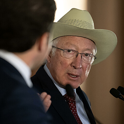 Fotografía de archivo del gobernador del estado de Nuevo León, Samuel García (i), y el embajador de Estados Unidos en México, Ken Salazar (d). 