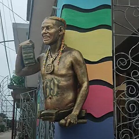 El trabajo del artista tuvo que ser retirado de la entrada de un bar en Bayamo