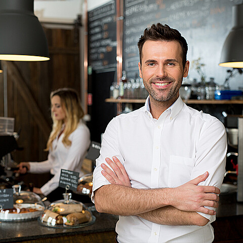 Hombre con su negocio de café