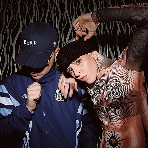 Fotografía divulgada por el productor y músico argentino Bizarrap donde aparece junto a la cantante puertorriqueña Young Miko, que será la próxima invitada para su sesión 58, que saldrá a la luz este miércoles, según anunció el exitoso artista en sus redes sociales. 