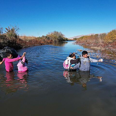 Migrants cross the Rio Grande near the wall separating the U.S. border in Ciudad Juárez, Chihuahua (Mexico). File image. 