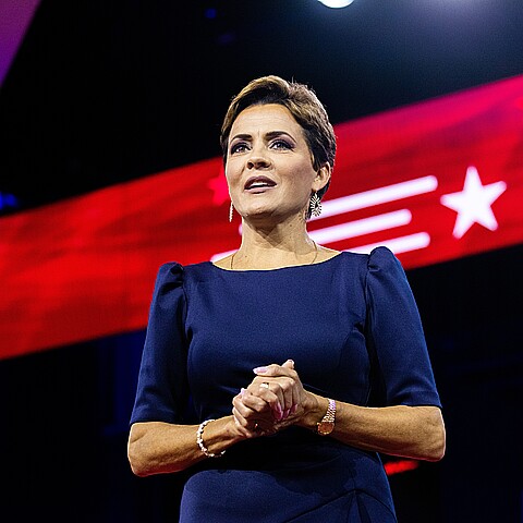 Intentan sobornar a Kari Lake