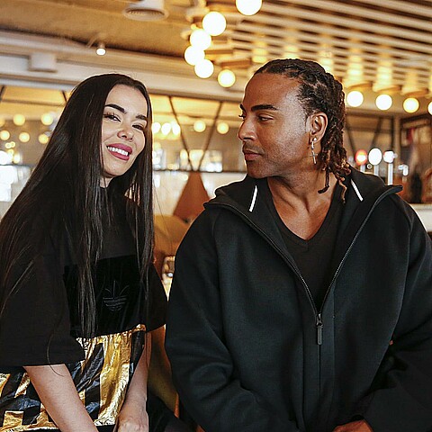 La pareja de Yotuel y Beatriz se acompañan también en el arte 