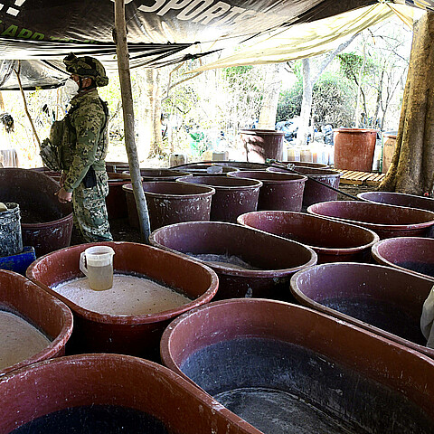Soldados del Ejército hacen presencia en un laboratorio clandestino de droga sintética, al sur de Sonora (México). 
