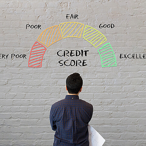 Hombre viendo en un pared el puntaje de credito