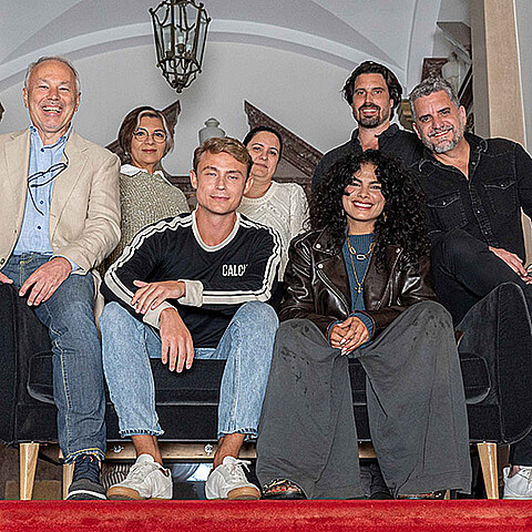 Elenco de la película "Comandante Fritz": Ernst Fassbender, Maria Fassbender, Lía Rodríguez, Felix Novo de Oliveira, Pavel Giroud; frente: Dennis Mojen, Yany Prado
