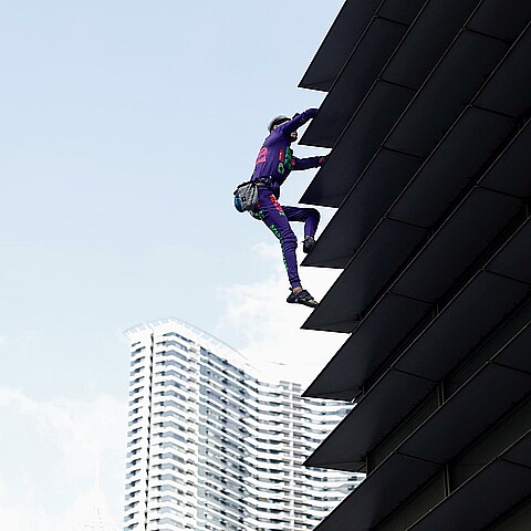 El escalador urbano francés Alain Robert, conocido como el 'Spiderman francés', sube al edificio GT Capital en Manila, Filipinas, el 5 de marzo de 2024.