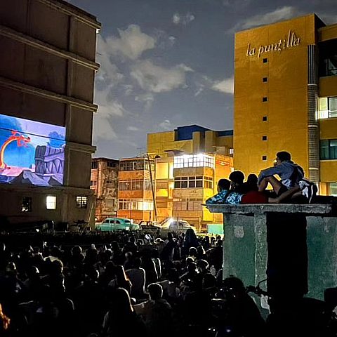 Una multitud se congrega en una zona de La Habana para ver una película 