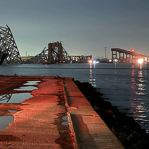 Imagen del derrumbe de un puente de Baltimore (norte de EE.UU) sobre el río Patapsco a causa del choque de un carguero contra uno de sus pilares, el 26 de marzo de 2024