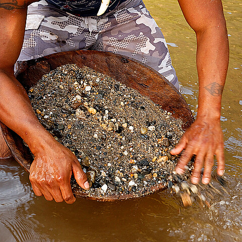 Gold trafficking routes: From Ecuador to Bolivia to the United States