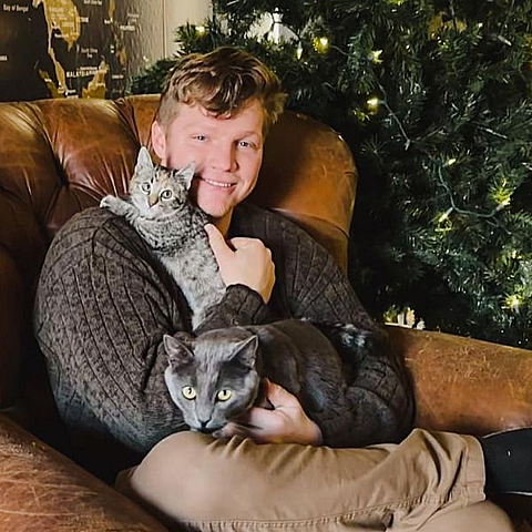 El joven de 25 años aparentemente se suicidó 