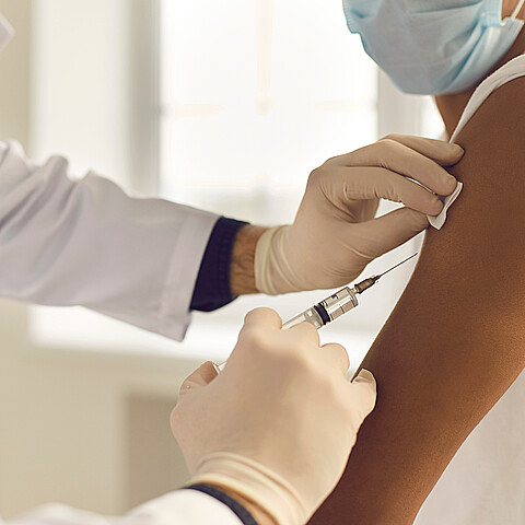 El hombre se vacunó 217 veces en las pandemia con diferentes fármacos 