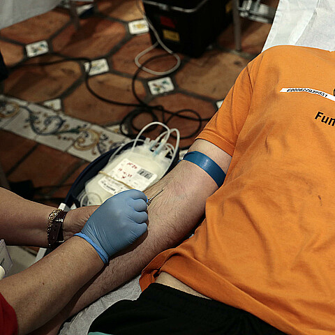 Foto de archivo, donde una persona dona sangre