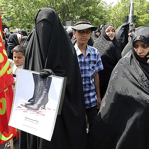Foto archivo. Varias mujeres iraníes, entre las que se incluyen algunas totalmente tapadas con el velo, partipan en una manifestación