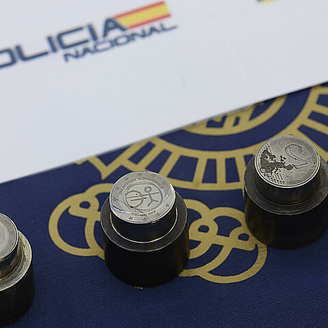 Desmantelan taller de fabricación de monedas falsas de 2 euros más importante de Europa en la última década 