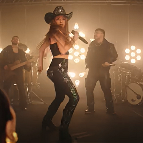 Shakira rinde homenaje a Selena en su nuevo video musical 