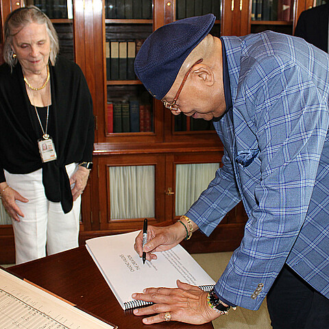 El pianista cubano Chucho Valdés donó a la Biblioteca del Congreso de Estados Unidos una copia firmada de la partitura de 'La Creación', la obra más ambiciosa de su carrera