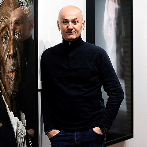 Imagen de archivo del fotógrafo Pierre Gonnord junto a una de sus obras.