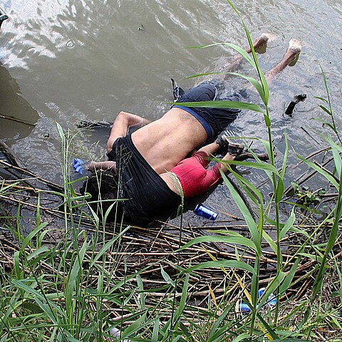 Fotografía de archivo del 24 de junio de 2019, de los cuerpos sin vida de un presunto migrante y su bebé a una orilla del Río Bravo