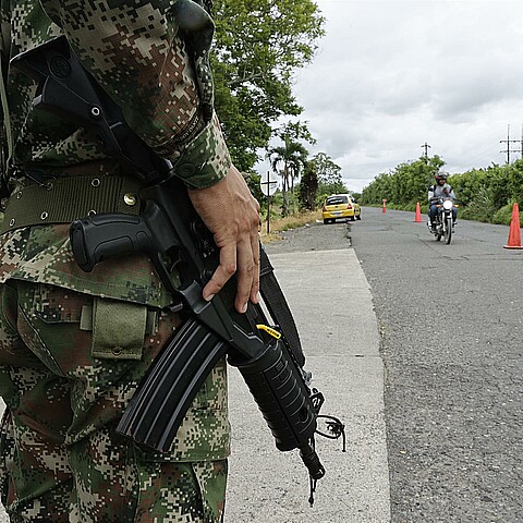 Soldados vigilan una carretera de Antioquia (Colombia)