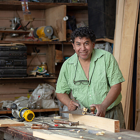 Hombre latino en dueño de una carpinteria
