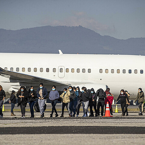 Personas afuer de un avión