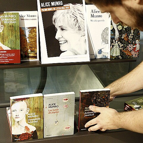 Foto de archivo de libros de la escritora canadiense Alice Munro