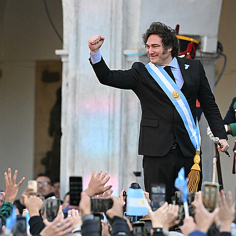 El presidente de Argentina, Javier Milei, saluda a sus simpatizantes en un acto en el Día de la Patria esta sábado, en la ciudad de Córdoba (Argentina)