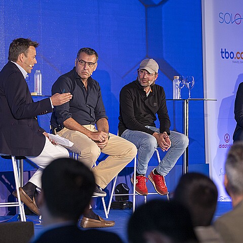 El jefe de Digital Commercialization de Hotelbeds, Paul Anthony, el vicepresidente de B2B y B2B2C en Despegar, Martin Modarelli, y el consultor Bas Lemmens