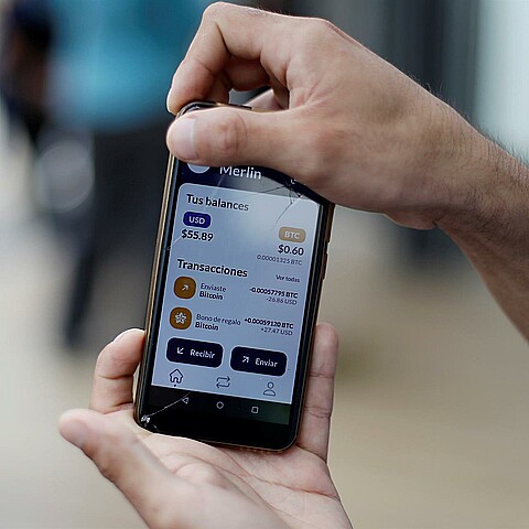 Móvil con la aplicación Chivo Wallet, con la que se realizan transacciones con bitcoins