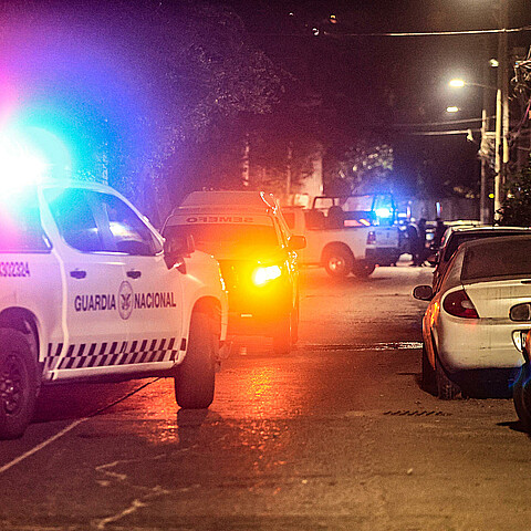 Miembros de la Guardia Nacional mexicana resguardan la zona donde fueron encontrados cuerpos sin vida la madrugada de este martes