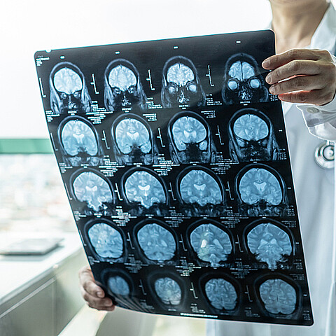 Profesional de la salud con una radiografía