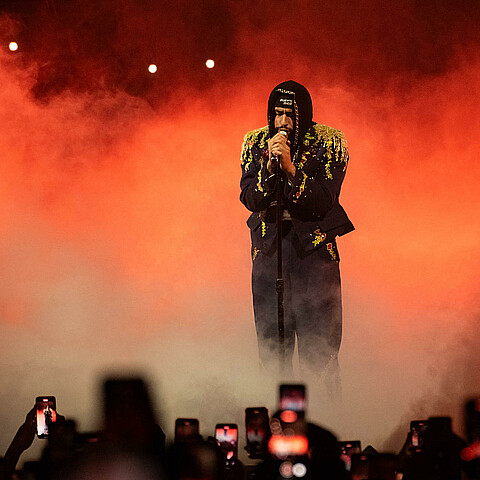 Bad Bunny en su concierto de cierre de la gira Most Wanted Tour, en el coliseo de Puerto Rico, en San Juan (Puerto Rico).  