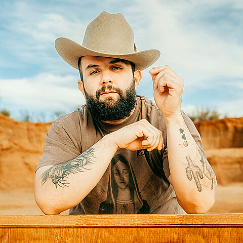 El artista mexicano Carín León, uno de los más importantes cantantes del momento