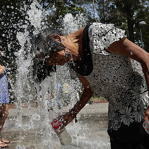 Imagen de archivo de una mujer que se refresca en una fuente pública, debido a las altas temperaturas registradas en México