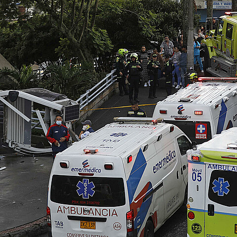 Tras la caída de una cabina del teleférico de Medellín varios rescatistas y bomberos trabajan en el lugar