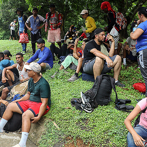 Imagen de archivo un grupo de migrantes que descansa a un costado de la vía, en el municipio de Huixtla en Chiapas (México). 
