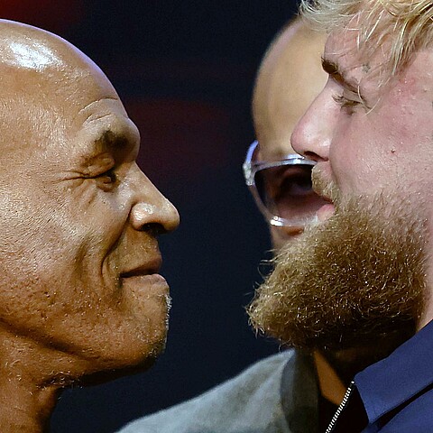 Fotografía de archivo del exboxeador estadounidense Myke Tyson (i) y frente al boxeador y youtuber Jake Paul (d) en la rueda de prensa promocional de su pelea. 