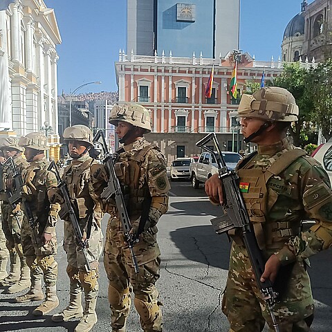 Militares hacen presencia con tanques frente a la sede del Gobierno de Bolivia, este 26 de junio de 2024 en La Paz (Bolivia