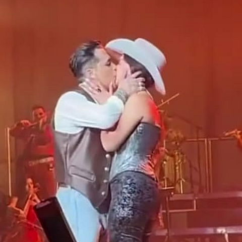 La pareja presumió su amor delante de todos en un concierto de Nodal 