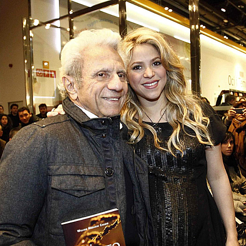 Fotografía de archivo de la cantante colombiana Shakira junto a su padre, el escritor y periodista William Mebarak