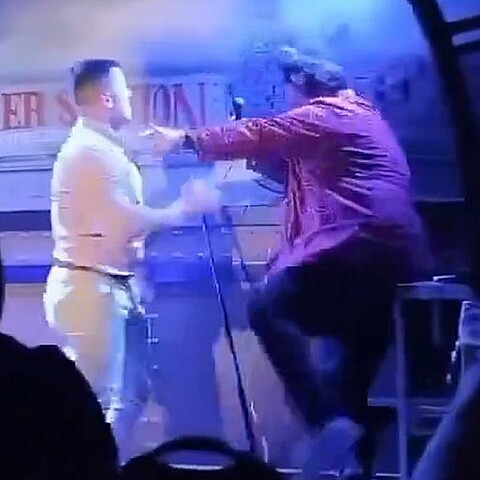 Captura de pantalla del video donde Alberto Pugilato golpea a Jaime Caravaca por comentario sexuales a su hijo de 3 meses