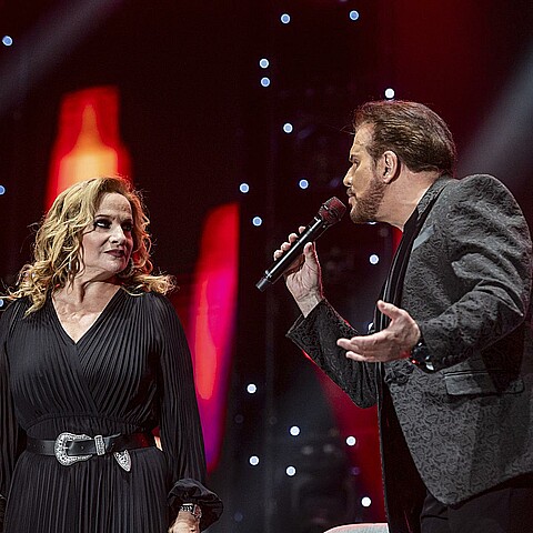 El dúo argentino Pimpinela, compuesto por Lucía Galán y Joaquín Galán, actuando en Madrid. 