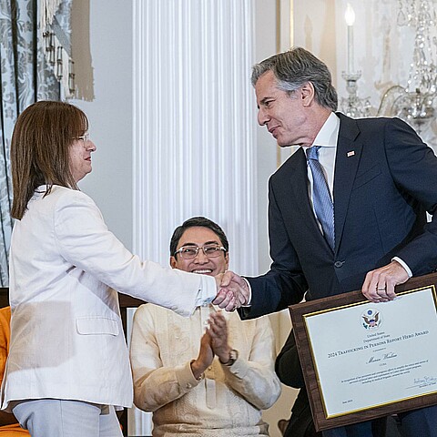 El Secretario de Estado de los Estados Unidos, Antony Blinken (R), honra a la Héroe del Informe TIP 2024, María Werlau, de Cuba, por sus importantes esfuerzos para combatir la trata de personas