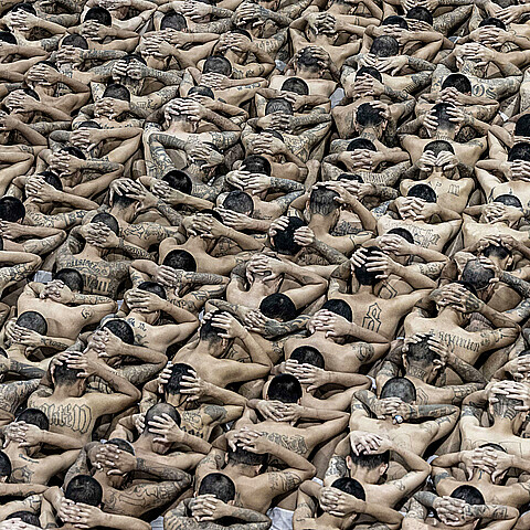 Más de dos mil prisioneros fueron llevados a la "Cárcel más grande de América" en El Salvador