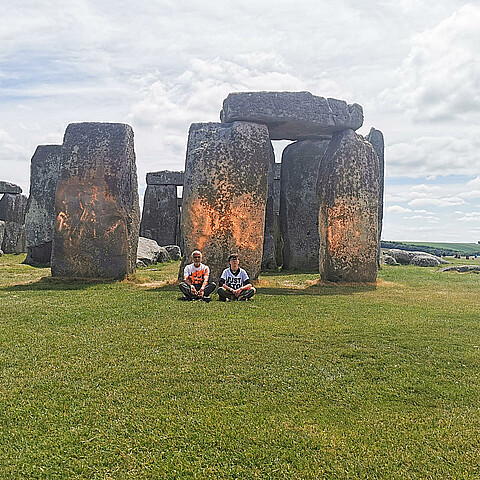 Dos activistas del grupo ecologista Just Stop Oil fueron detenidos este miércoles después de rociar con pintura naranja el famoso monumento megalítico de Stonehenge en Wiltshire, en el suroeste de Inglaterra. 