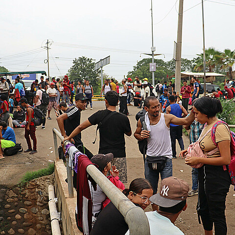 Migrantes permanecen varados en espera de resolver su situación migratoria este jueves, en el municipio de Tapachula en Chiapas (México). 