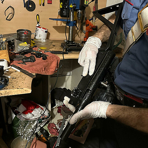 Los Carabineros italianos detuvieron a Edgar Molina, un joven cubano de 22 años, que había transformado el sótano de su casa en Roma en un laboratorio de armas clandestinas